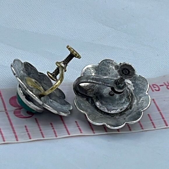 Vintage Native American Sterling Silver and Malachite screwback earrings. - Picture 6 of 7
